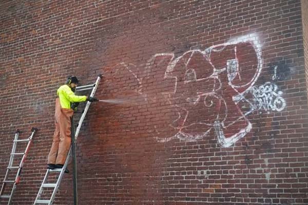 Dustless Blasting for Surface Cleaning