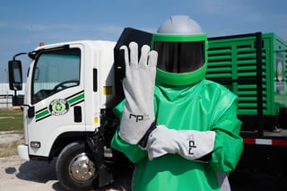 Nova 3 Gloves Isuzu Pose 2