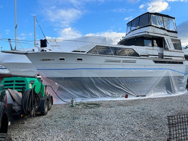 Containing a boat for sandblasting