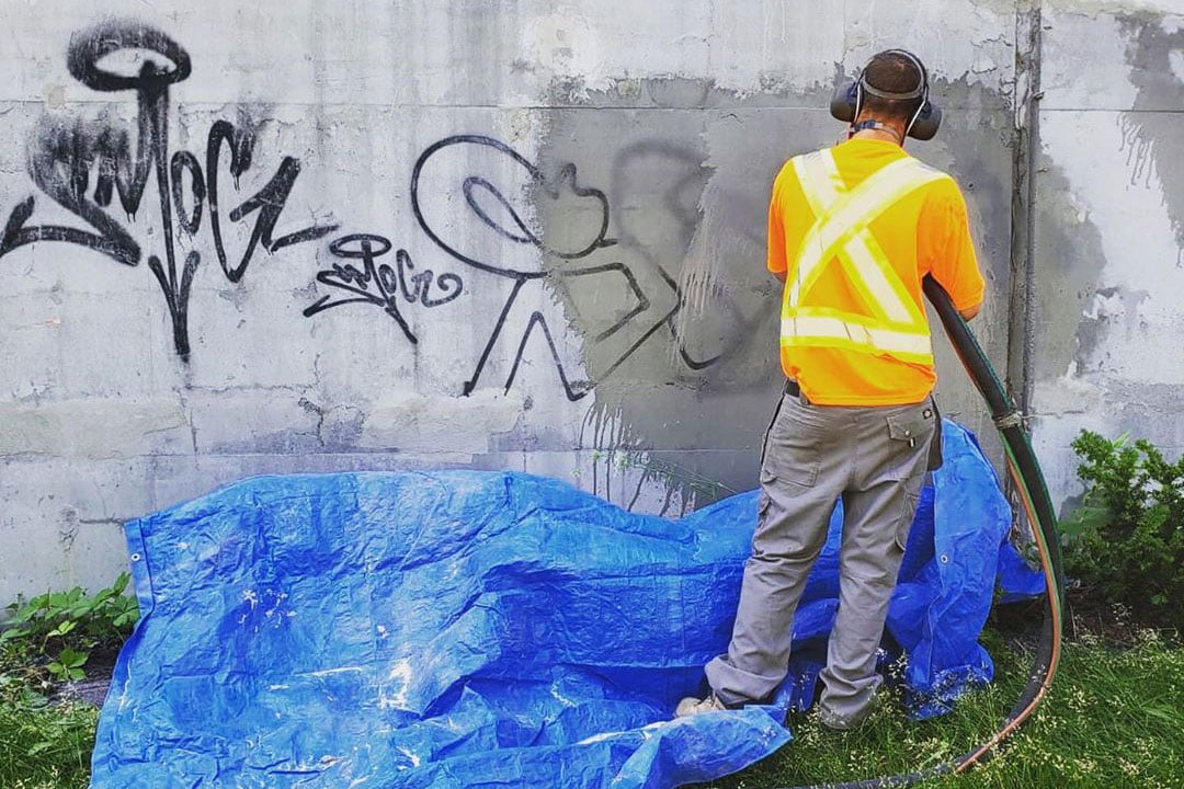 concrete wall graffiti stripping